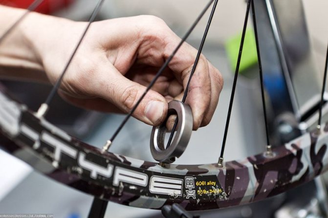 how to tighten spokes on a bicycle