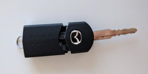 Как разобрать ключ мазда 5 Replacing the battery in a Mazda 3 key