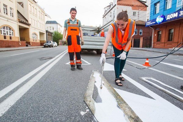 The photo shows the process of applying road markings in the spring.