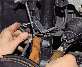 Renault Duster. Removing the front shock absorber strut and disassembling it 