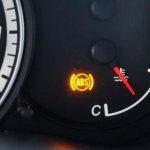 Сколько километров проедет автомобиль, если загорелся индикатор топлива