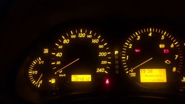 Сколько километров проедет автомобиль, если загорелся индикатор топлива 3