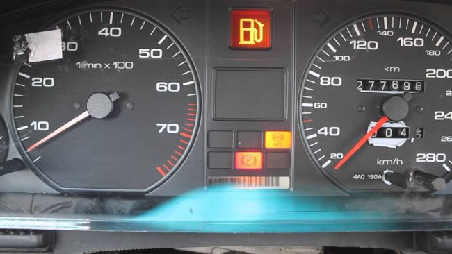 Сколько километров проедет автомобиль, если загорелся индикатор топлива 4